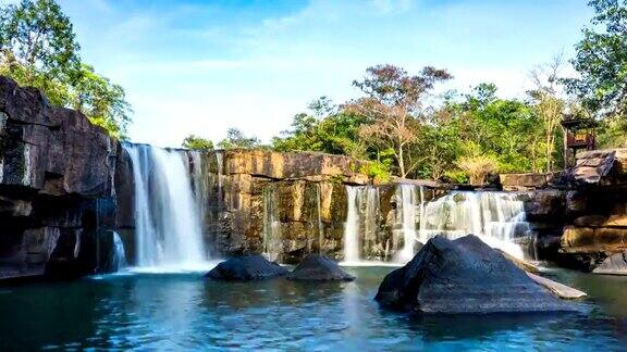 令人惊叹的热带瀑布塔德顿瀑布泰国Chaiyapoom