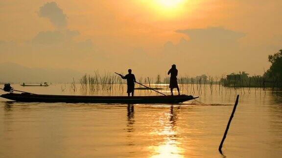 泰国渔民在湖边钓鱼
