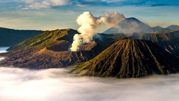 Bromo火山(GunungBromo)在日出时从Penanjakan山在Bromo腾格里塞缪国家公园