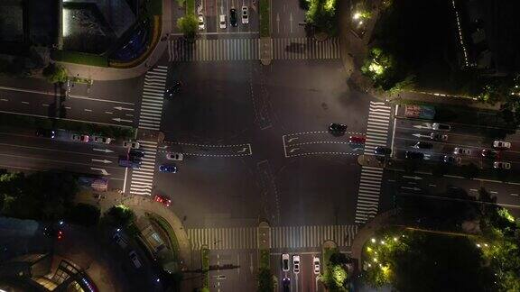 夜光飞行飞越杭州市市中心交通街道十字路口高空俯视图4k中国