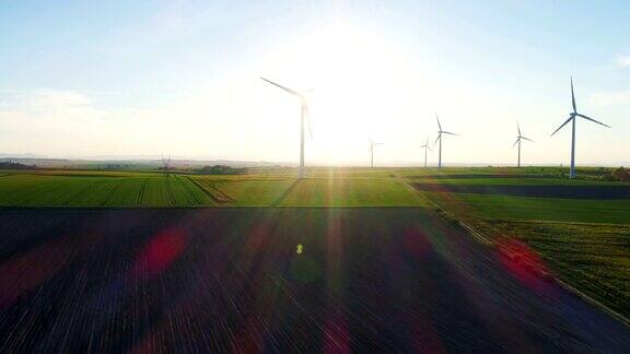 拥有农田和风力涡轮机的乡村