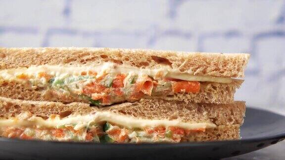 蔬菜三明治放在桌上的馅饼上