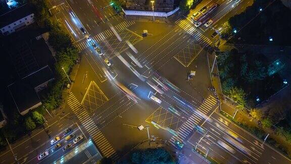 夜间时间照亮成都城市交通街道十字路口道路屋顶时间推移自上而下全景4k中国