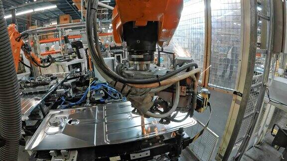 在工厂焊接金属板的工业机器人