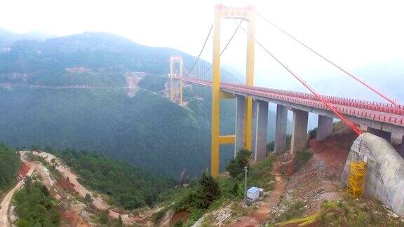 无人机飞越悬索桥连接山脉g徽州中国