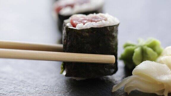 用筷子吃寿司