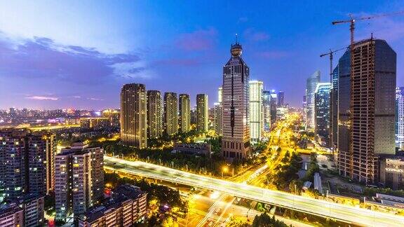 晚上杭州市中心繁忙的道路和现代化的建筑间隔拍摄