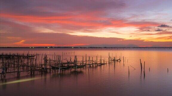 泰国宋卡省宋卡湖渔场夕阳和移动的天空