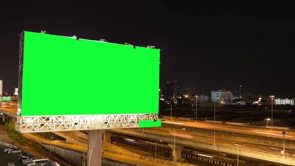 时间流逝:泰国曼谷高速公路上以城市为背景的绿色广告牌