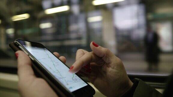 一名在火车上使用智能手机的女子