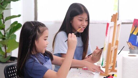 亚洲孩子在艺术工作室快乐