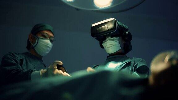 外科医生团队使用医学技术