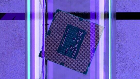 技术微电路漂浮在一个玻璃灯泡内人工智能CPU紫色的霓虹色闪光特写镜头