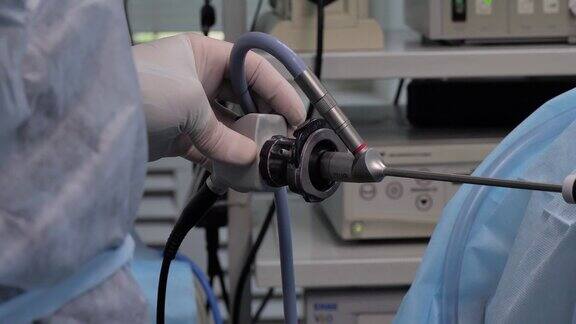 兽医操作内窥镜设备时的手特写兽医在手术中使用内窥镜仪器兽医内窥镜手术