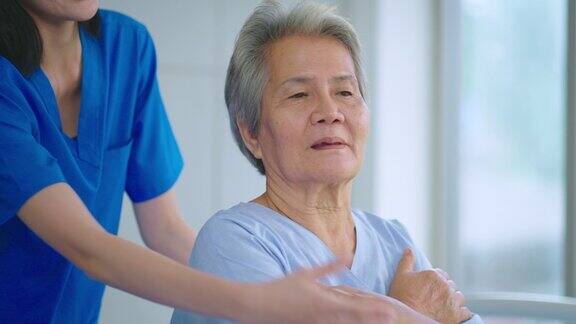护士在医院照顾老年妇女进行物理治疗