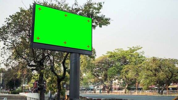 时光流逝城市街道广告牌与色度键绿色屏幕