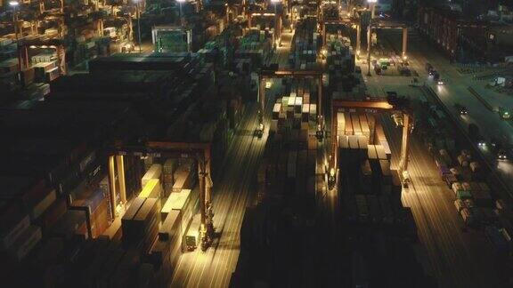 无人机拍摄的繁忙港口的集装箱夜景