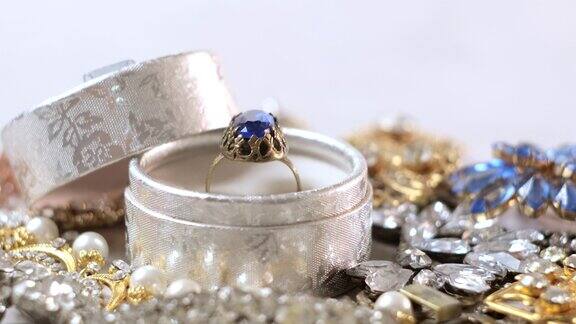 美丽的金戒指与蓝宝石宝石白色背景的复古珠宝珠宝旋转特写特写微距摄影棚拍摄