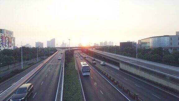 日出时高速公路上繁忙的交通