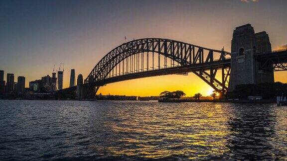 从白天到晚上悉尼海港大桥之间日落黎明的时间流逝