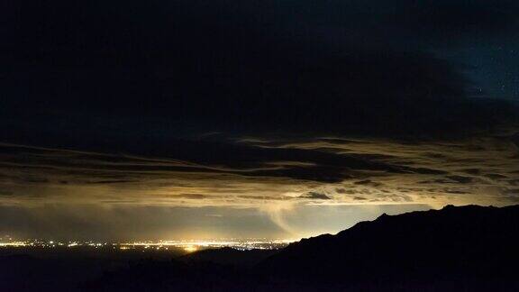 太平洋山脊步道、埃尔森特罗和墨西哥夜间和黎明闪电风暴的延时用索尼a7单反拍摄锁定