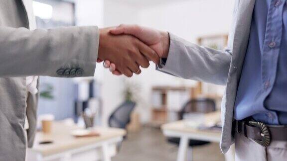 特写招聘或商务人士在办公室会议谈判面试时握手合伙企业b2b合作或企业女性在人力资源合同协议中握手
