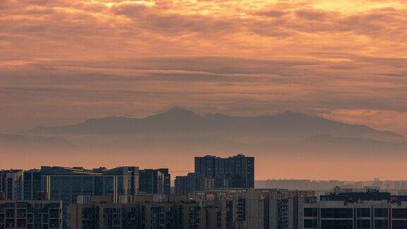 中国四川成都看雪山日落建筑城市风光航拍