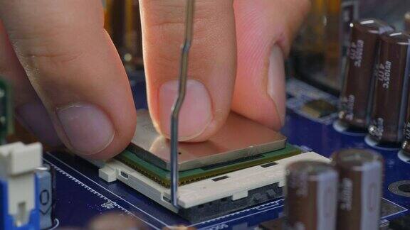 工程师将CPU微处理器插入主板插座