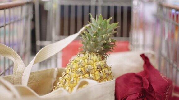 布袋菠萝在购物车中通过市场