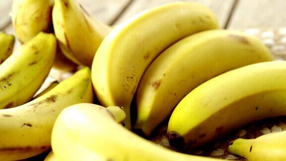 新鲜香蕉放在木板上