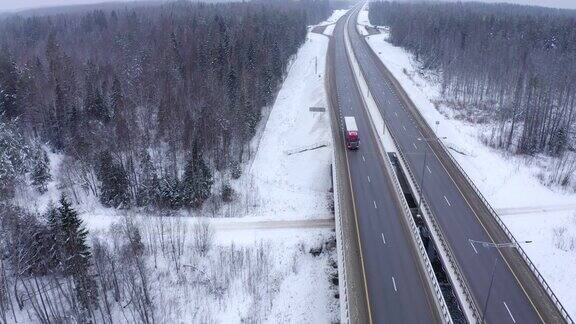 一辆卡车行驶在一座桥上桥上的道路被积雪覆盖