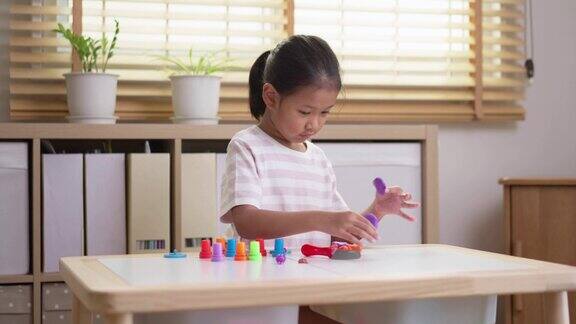 小女孩在客厅玩橡皮泥游戏