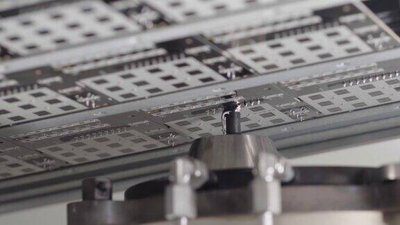 内部的选择性焊接过程全自动焊锡机电子电路板的最新发明这家工厂的电子产品生产已接近尾声