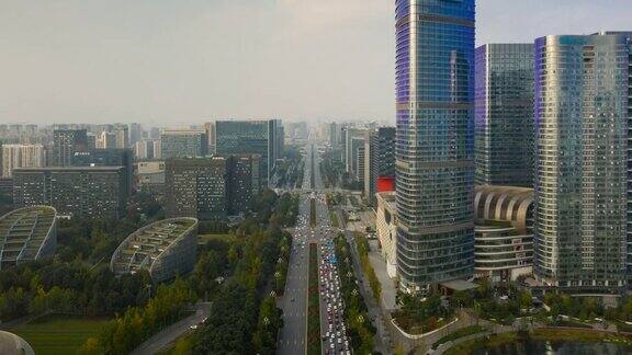 阳光灿烂的晚上成都市金融区交通街道道路航拍延时全景4k中国