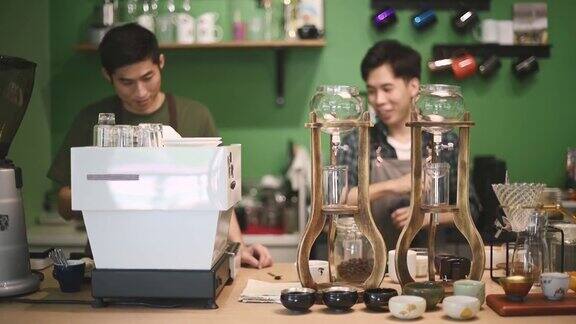 2名亚洲华人咖啡师在咖啡店准备滴滤咖啡