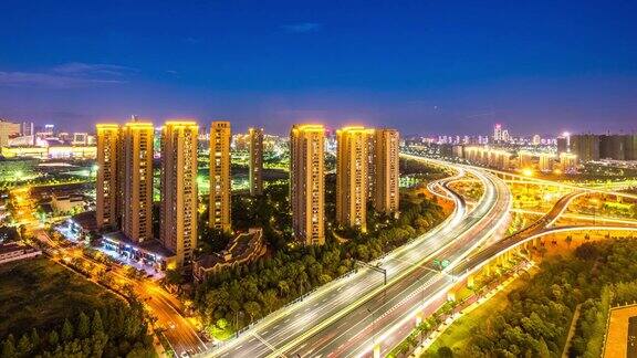 繁忙的道路和现代建筑在市中心的现代城市在夜晚的时间流逝