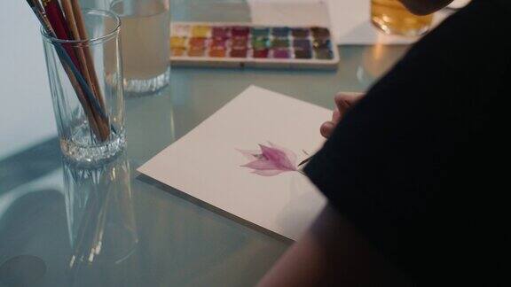 这个女孩用水彩画了一幅画
