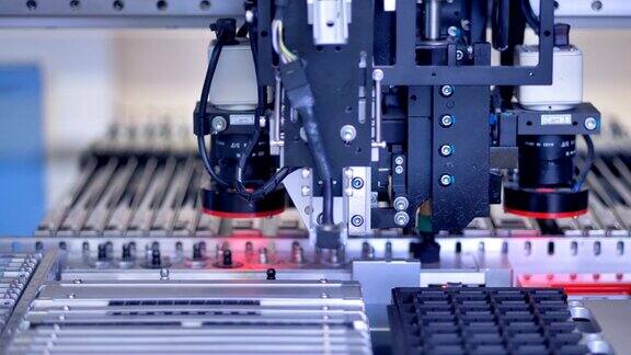 微电路芯片与电子元器件生产在现代化的自动化机器上4k