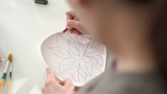 4K亚洲妇女设计模式绘画自制陶瓷板在陶艺工作室