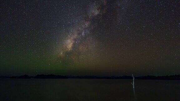 银河湖上的银河白天到晚上的时间流逝视频