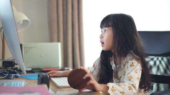 亚洲小女孩在线学习与在线家教在家