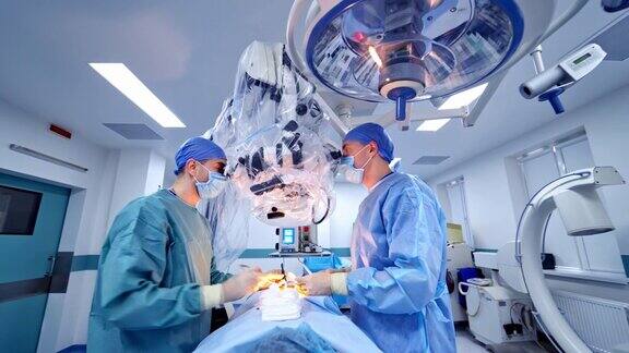 通过显微镜进行手术在现代手术室里的专家们