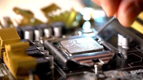 技术人员将CPU微处理器插入主板插座