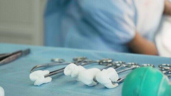 手术前准备手术工具手术室的桌子上有多个手术工具用橡胶手套擦洗护士的手现代医学概念
