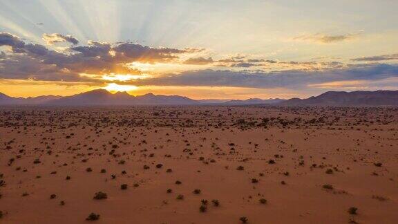 日落在雄伟的沙漠景观纳米比亚非洲