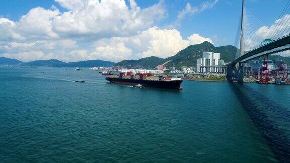 抵达香港货柜码头的大型货柜船
