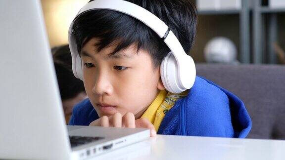 亚洲男孩学习在线课程