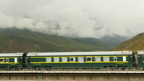 4k列车行驶在青藏铁路上中国青藏高原风光旖旎