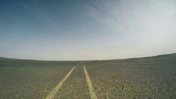 汽车在中国新疆戈壁沙漠行驶的时间间隔