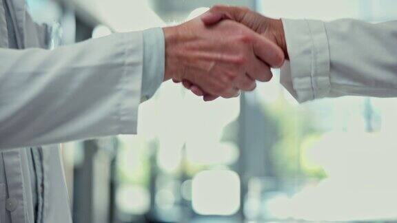 医生握手和会议医疗保健协议或问候在医院的团队合作医疗专业人员或人们在诊所握手表示感谢合作或晋升